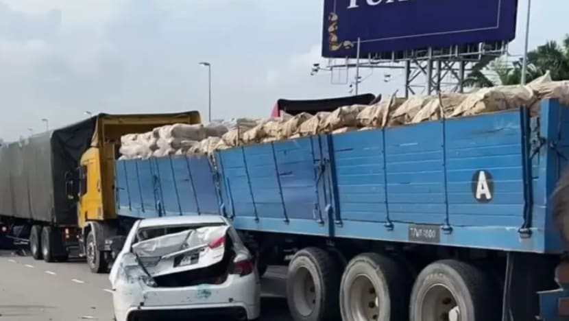 Nahas berantai di Koswe Woodlands; seorang pemandu dibawa ke hospital Nahas berantai di Koswe Woodlands; seorang pemandu dibawa ke hospital