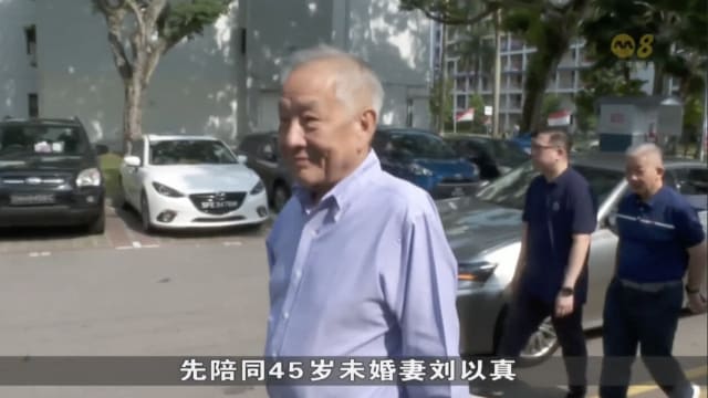黄国松与未婚妻 抵达加东民众俱乐部投票站