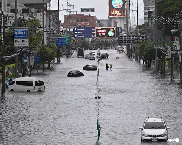Heavy rain and flooding in Bangkok disrupts traffic and prompts evacuations