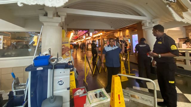 地下一层漏水 地板湿漉漉 裕廊坊数摊位暂关闭