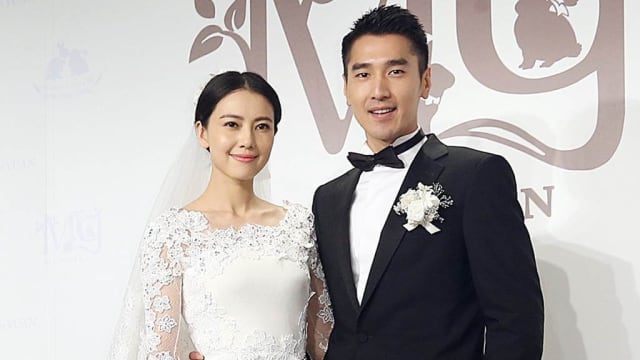 结婚10年超甜蜜！赵又廷、高圆圆“隔着口罩亲亲”