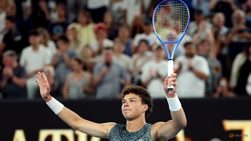 Djokovic stand-in Shelton overhauls Ruud to reach quarter-finals