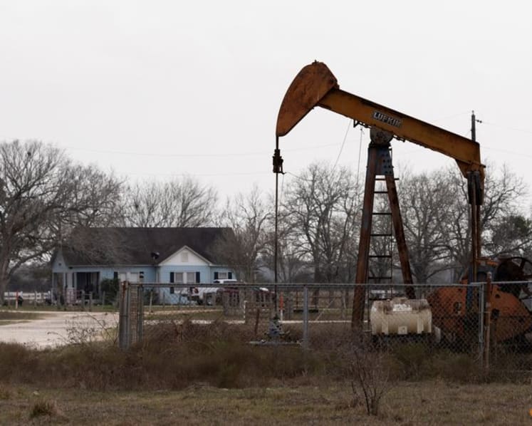 Oil prices settle lower as traders assess impact of winter storm on production