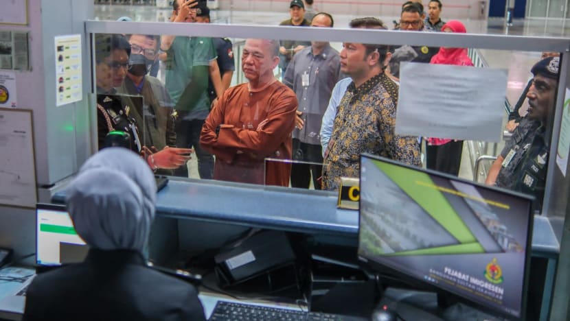 Timbalan PM Malaysia Fadillah Yusof lakukan pemeriksaan mengejut di CIQ Johor Timbalan PM Malaysia Fadillah Yusof lakukan pemeriksaan mengejut di CIQ Johor