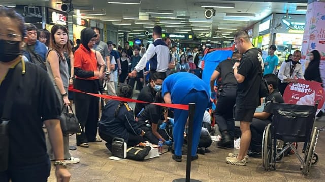 青年商场内晕倒流血 被送院接受治疗