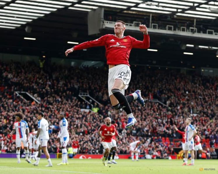 Arsenal claim nervy win over Chelsea, Man Utd go third