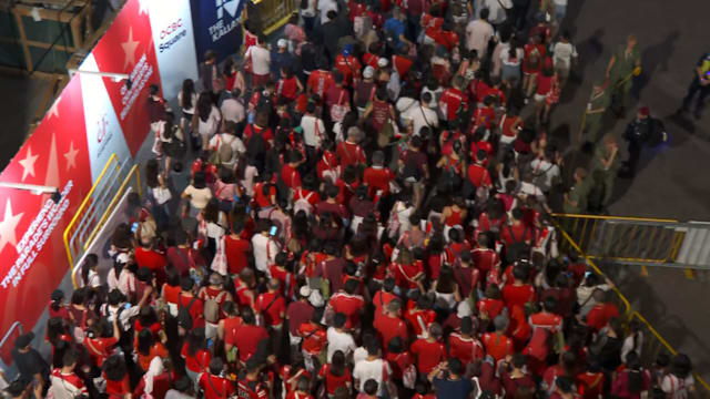 国庆庆典散场人潮涌向地铁站 有公众提前离场避人潮