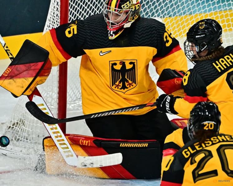 Ice hockey-Italy just want to have fun against women's hockey giants