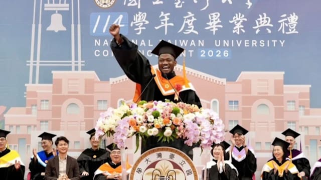 赤脚打水月光下读书 坦桑尼亚青年逆袭成台大博士生