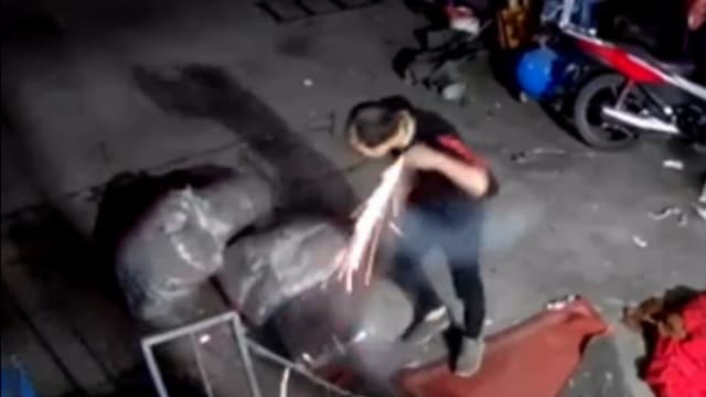 疑因电线短路 中国男子蓝牙耳机突喷火