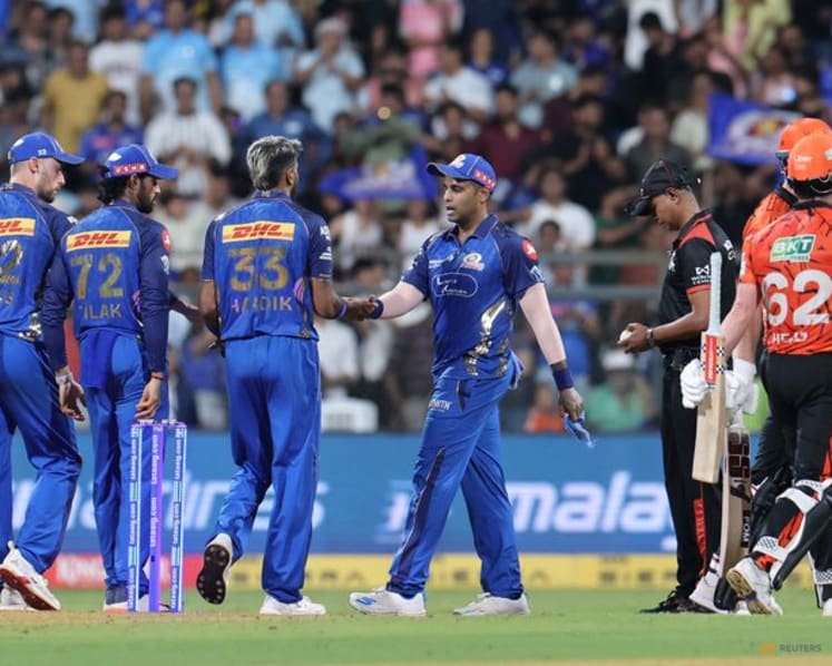 Pandya shields bowlers as Mumbai's struggles continue