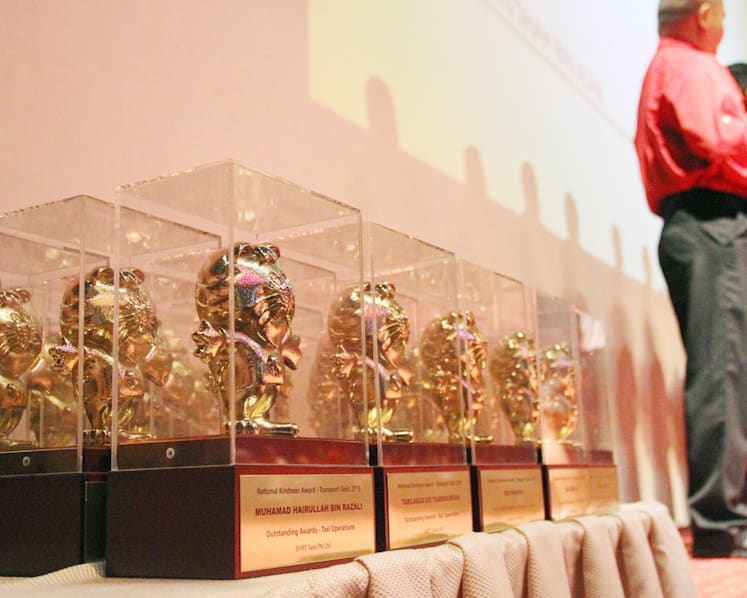 417 service staff in public transport awarded for kindness