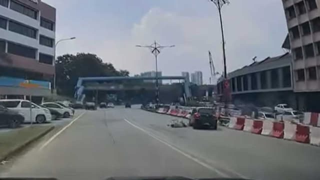 新山男子疑“碰瓷”造假车祸 当街飞扑车