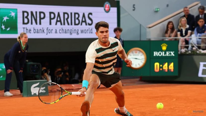 Merciless Alcaraz flattens Paul at French Open to reach semis