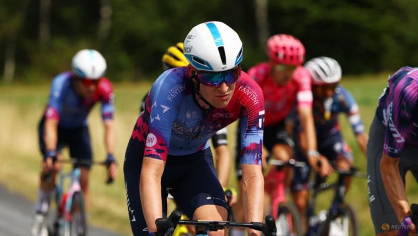 Bardet makes brief Tour appearance as water carrier