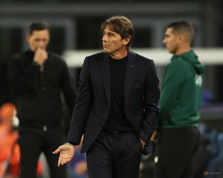Napoli's top spot under threat as chasing pack close in