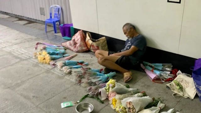 为亡妻治病负债卖花 七旬老翁获年轻人排队力挺