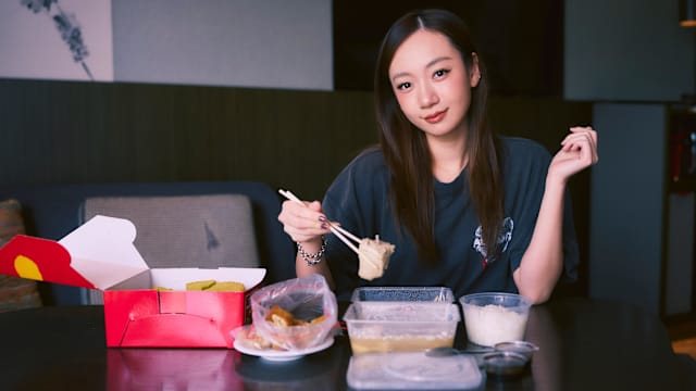 来新演出大啖肉骨茶配油条，吴卓源：只有满足两个字！