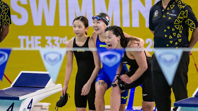 临阵接令 15岁杨舒宁借泳衣上场 助夺接力赛金牌