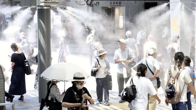东京酷热难耐 喷雾装置成避暑法