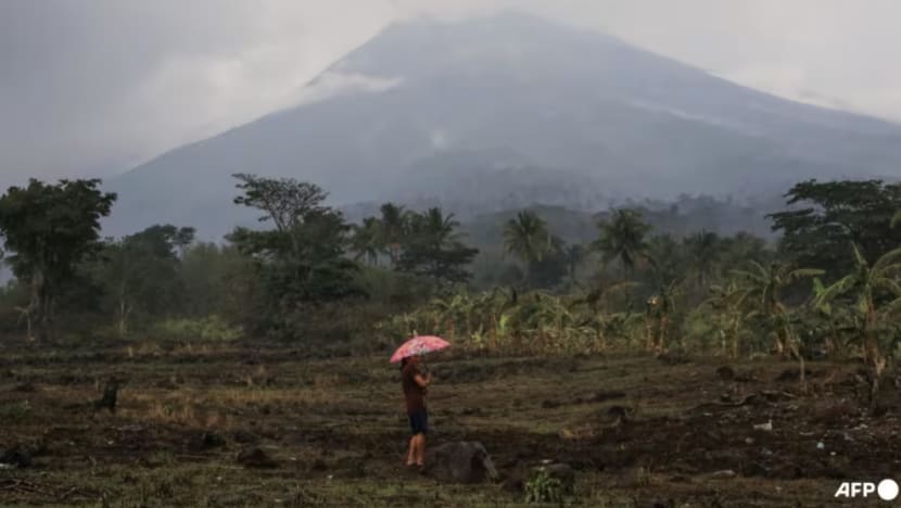 Gunung berapi Kanlaon di Filipina sembur abu setinggi 3km ke udara Gunung berapi Kanlaon di Filipina sembur abu setinggi 3km ke udara