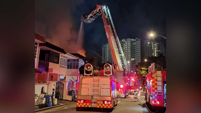 东海岸路火患 民防：最近消防栓坑盖卡住 但未耽误灭火 