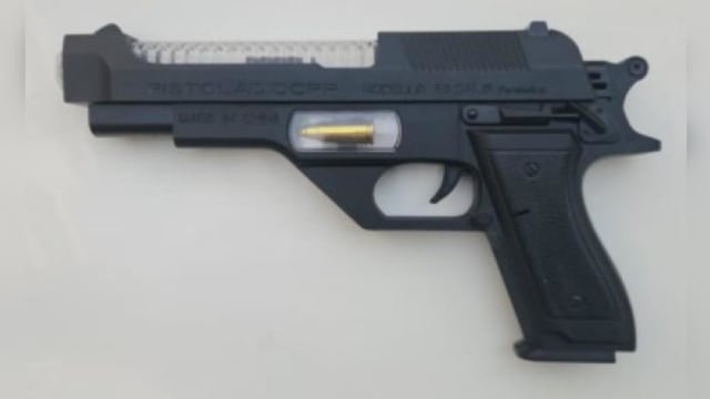 两贪玩少年用玩具枪恐吓店员 涉嫌刑事恐吓被捕