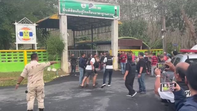 嫌犯闯入校园前 曾企图伤害母亲