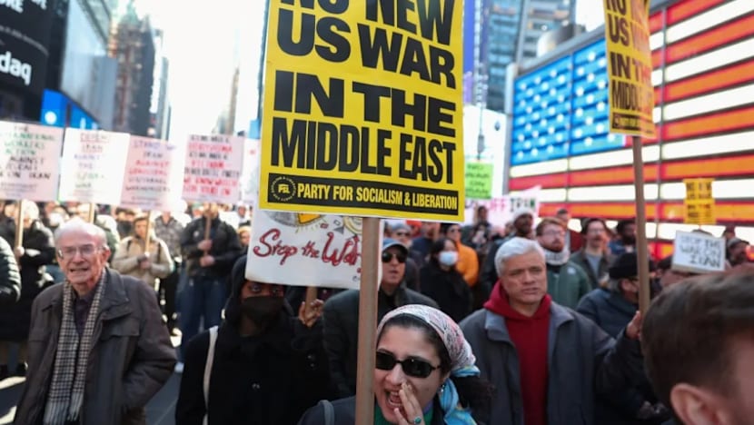 Penduduk New York sertai tunjuk perasaan terhadap serangan Amerika ke atas Iran