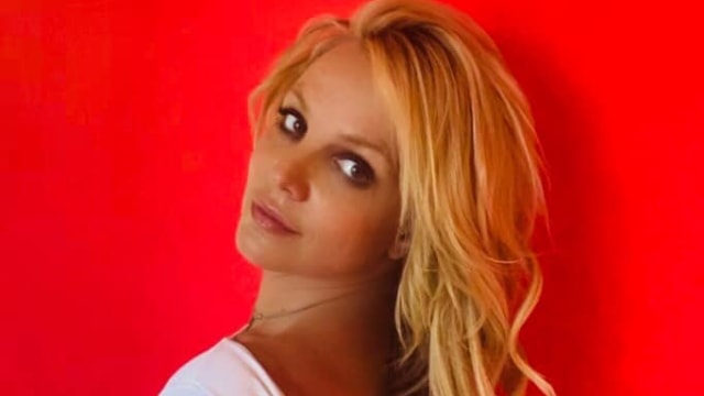 Britney Spears飞机上喝醉点烟，惊动警方介入！发道歉文呛空姐羞辱人