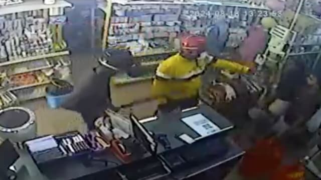 结婚用品和裁缝店也成目标 马国四男持刀闯店抢劫