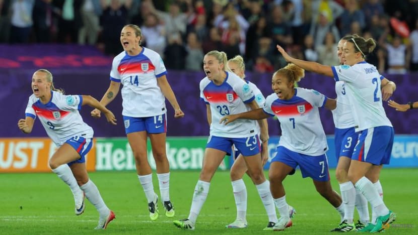 England beat Sweden in sensational penalty shoot-out to reach Women's Euro semis