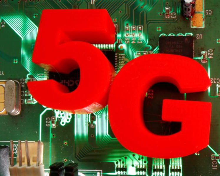 Italy considers 5G telecoms licence extensions with lower costs tied to investment pledges