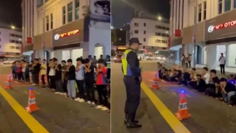 Sekumpulan remaja Malaysia tunggang basikal secara berbahaya didenda ketuk ketampi 