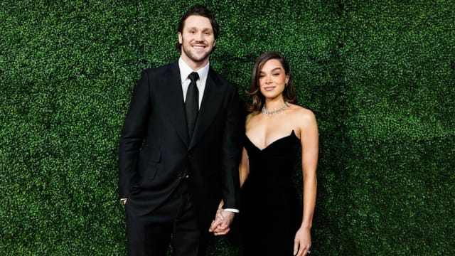 第一次见面就沦陷！28岁“女鹰眼” Hailee Steinfeld与美式足球明星甜蜜完婚