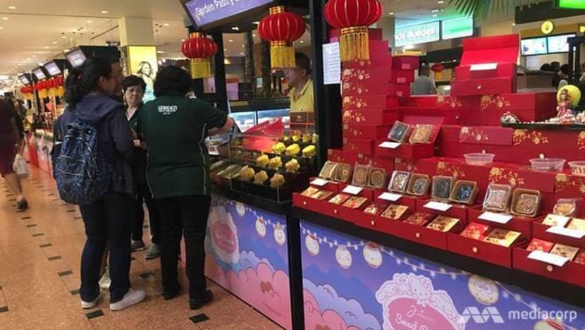 Bungkusan kuih bulan sukar dikitar semula dan merosakkan alam sekitar, kata pakar