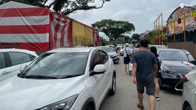 汤申路花圃外现车龙 民众过年前抢购年花