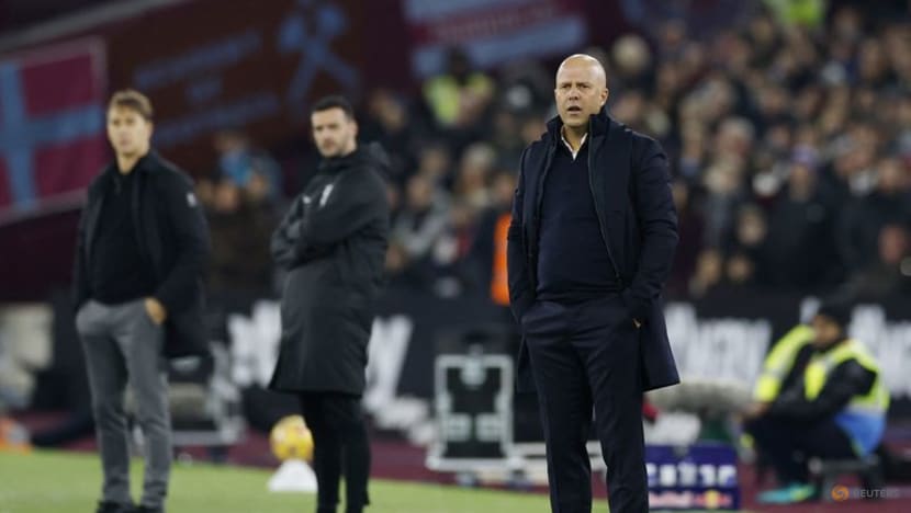 Slot downplays Man United's low placing, saying he will not sit out players for clash