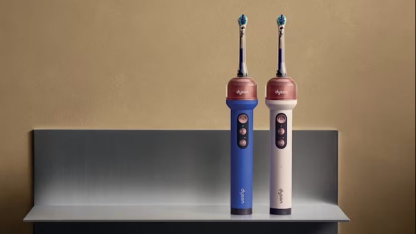 Dyson lancar berus gigi elektrik pertama pada harga S$699, dilengkapi kamera dan pancutan air