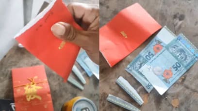 Man Accidentally Tears The Notes In His Ang Pow When He Opens It Too Quickly