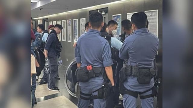 带刀到入境事务楼寻妻 外籍男被港警持盾逮捕