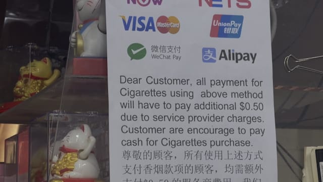 用电子付款买香烟需多付5角钱 杂货店老板：若不收费得倒贴