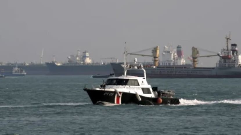 SPF sangkal dakwaan bot pengawal pantai masuk perairan Malaysia; ahli politik Johor gesa sempadan dilakar semula SPF sangkal dakwaan bot pengawal pantai masuk perairan Malaysia; ahli politik Johor gesa sempadan dilakar semula