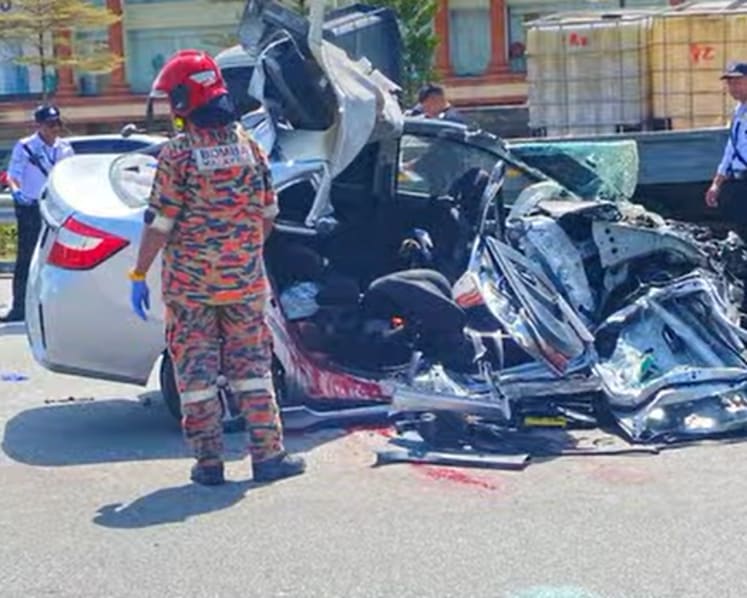 Ride-hailing driver, Singaporean passenger die in Johor car crash