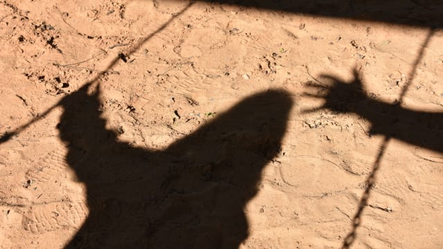 男子屡次性侵未成年继女 被判最高鞭刑坐牢25年