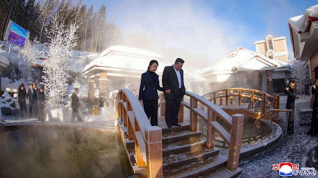 金正恩携爱女参观新度假村