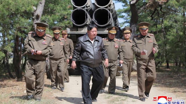 朝媒：金正恩监督短程弹道导弹和远程炮弹试射行动