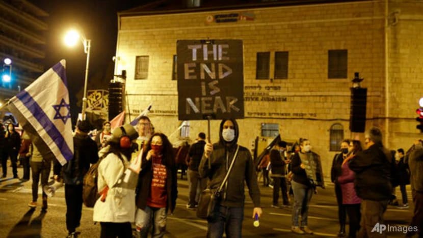 Thousands protest against Netanyahu, despite wintry weather