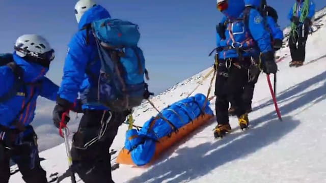 男子违规冬攀富士山受伤 救援队连夜护送下山