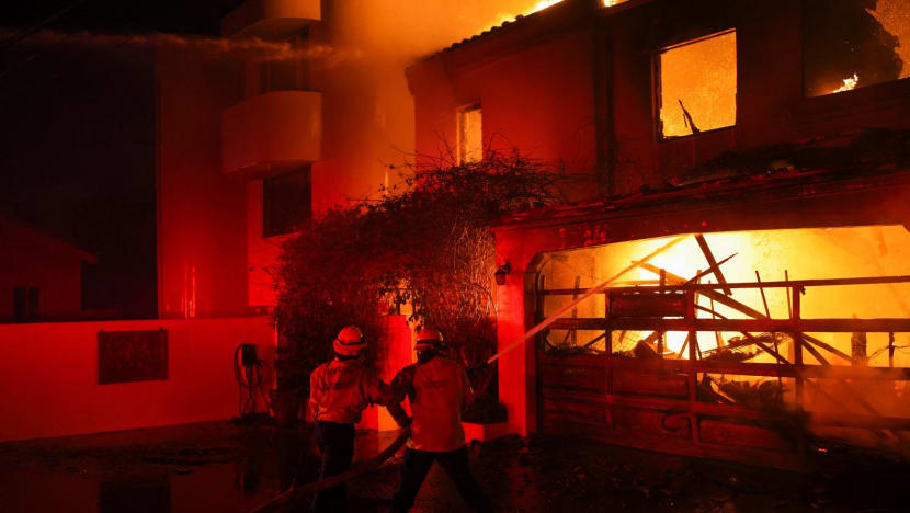 Kebakaran dahsyat melanda Hollywood: Rumah seleb hangus, premier film batal